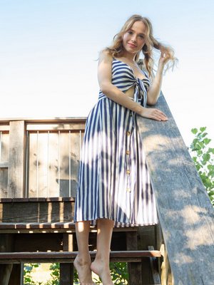 Голая милашка светит упругими сиськами