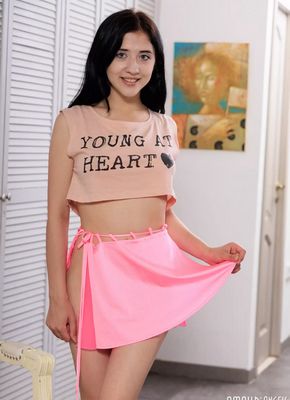 Брюнетка в юбке без трусов оголила письку