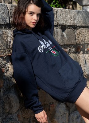 Худая девушка оголила маленькие сиськи