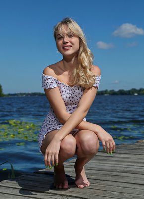 Симпатичная блондинка разделась до гола на пирсе