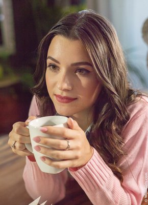 Развратная девица мастурбирует на столе