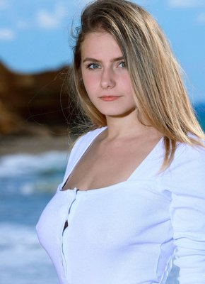 Девушка с большими дойками и подтянутой попкой