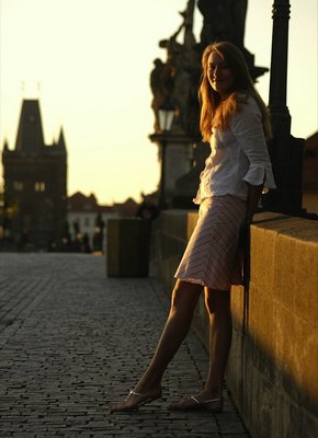 Засветила голую киску под юбкой