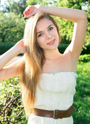 Красавица без трусиков позирует на природе