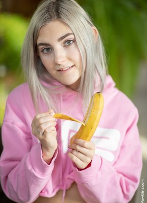 Развратная девица оголила прелести