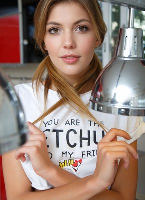 Стройная детка без трусов позирует на кухне