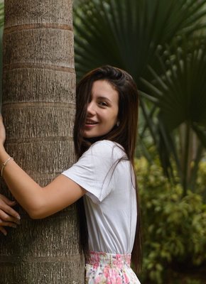 Молодая девка с белыми трусами под юбкой