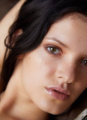 Худая брюнетка показала киску без трусов