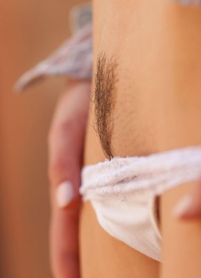 Развратная блондинка с прической на лобке