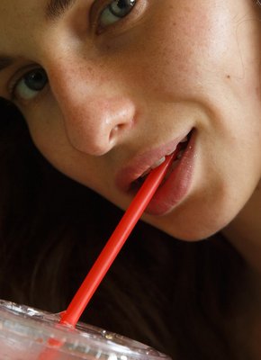 Скромная тёлка показала сиськи