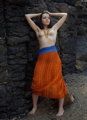 С лохматым лобком и маленькими сиськами