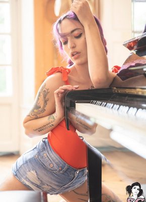 Развратная телка с татуировками