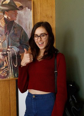 Девка в эротичном комбинезоне с прорезью для письки