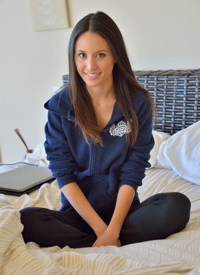 Девица сняв трусы показывает письку в ванной комнате