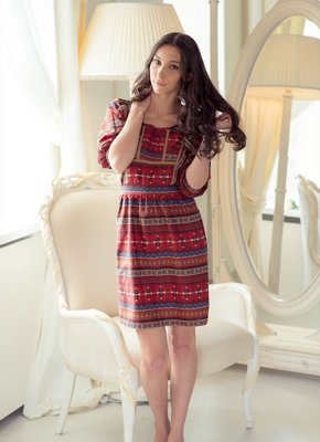 Хорошенькая брюнетка с красивой обнажённой попкой