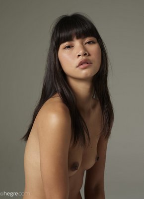 Голая тайка с мохнатым лобком